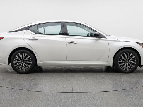 Used 2025 Nissan Altima 2.5 SV FWD image 11