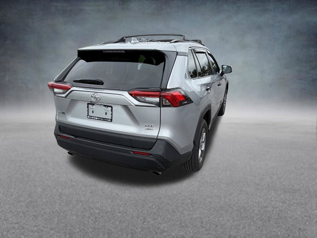 Used 2022 Toyota RAV4 XLE AWD/4WD image 5