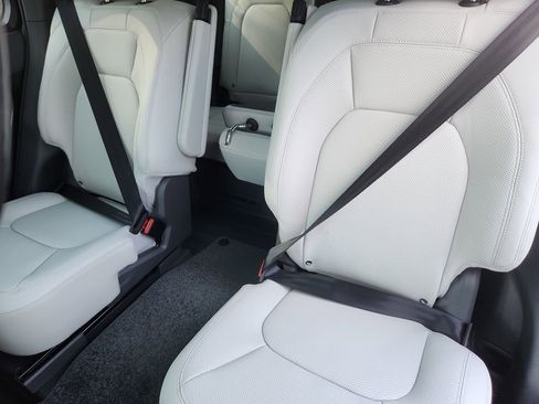 Used 2026 Land Rover Defender 130 X-Dynamic SE image 23