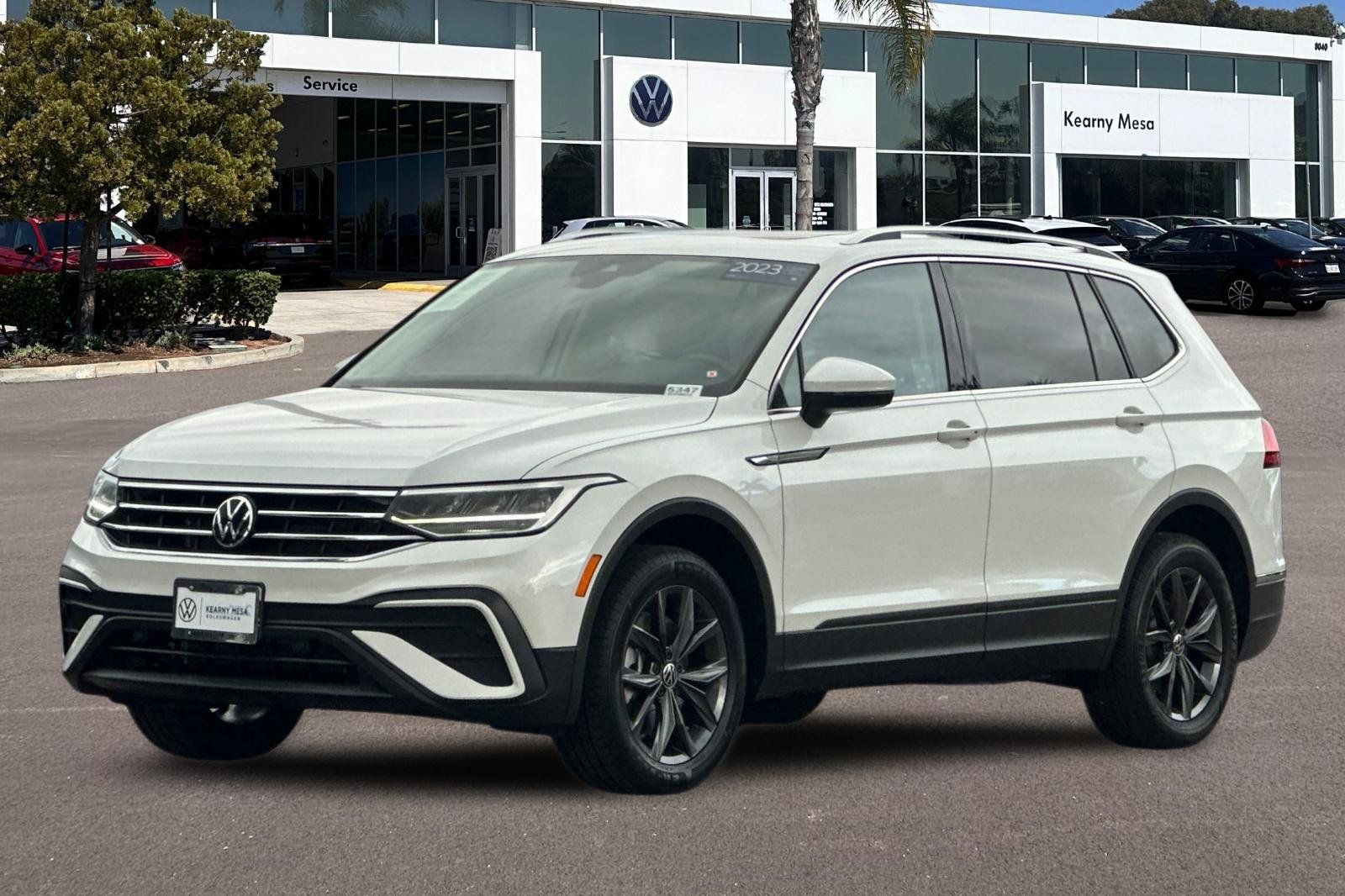 Used 2023 Volkswagen Tiguan SE w/ Panoramic Sunroof Package FWD image 8