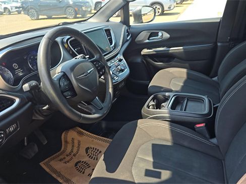 Used 2022 Chrysler Pacifica Touring AWD/4WD image 3