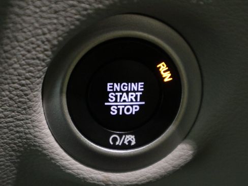 Used 2023 Chrysler Pacifica Limited FWD image 33