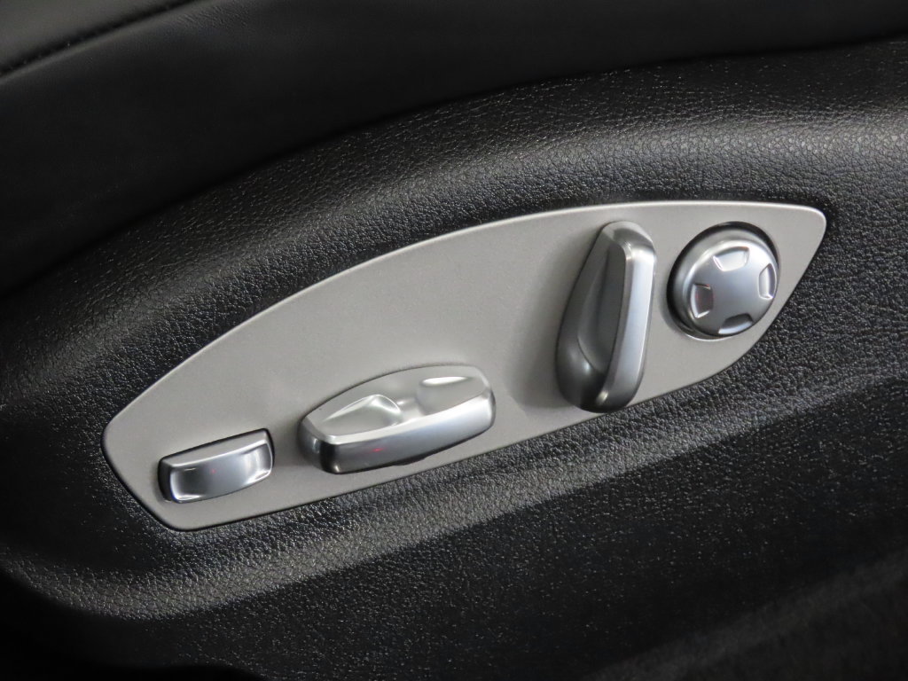 Certified 2025 Porsche Macan AWD/4WD image 41