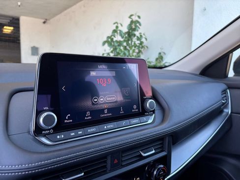 Used 2025 Nissan Rogue SV FWD image 16