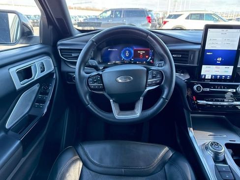 Used 2023 Ford Explorer Platinum w/ Technology Package image 17