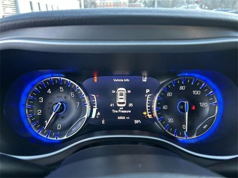 Used 2022 Chrysler Pacifica Touring-L image 19