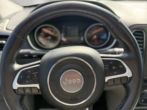 Used 2019 Jeep Compass Latitude FWD image 16