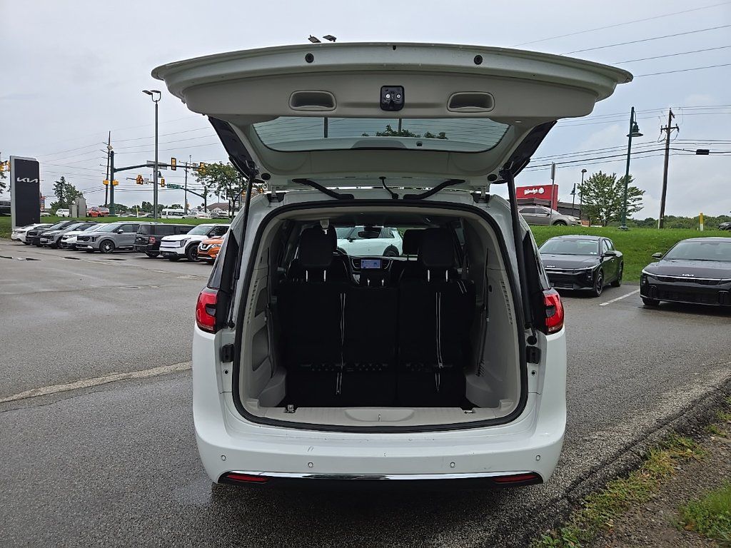 Used 2023 Chrysler Pacifica Touring-L FWD image 5