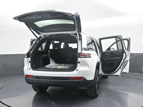 Used 2025 Jeep Grand Cherokee Altitude image 68