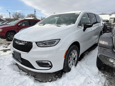 New 2026 Chrysler Pacifica Select image 4