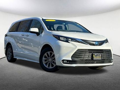 Used 2025 Toyota Sienna XLE image 2