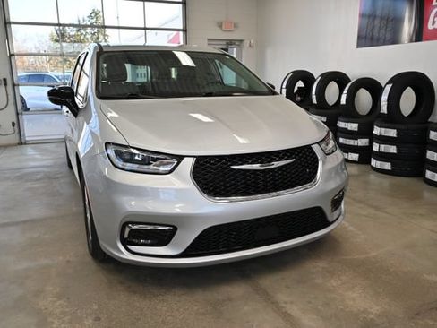 Used 2024 Chrysler Pacifica Touring-L FWD image 3