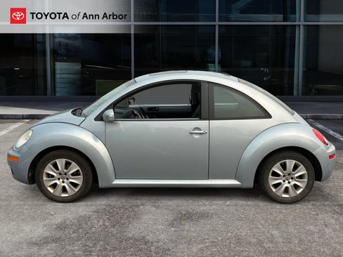 Used 2009 Volkswagen Beetle Coupe FWD image 3