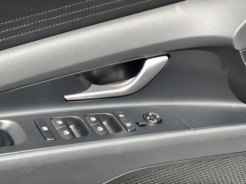 Used 2025 Hyundai Elantra SE image 12