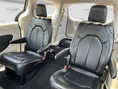 Used 2024 Chrysler Pacifica Touring-L FWD image 15