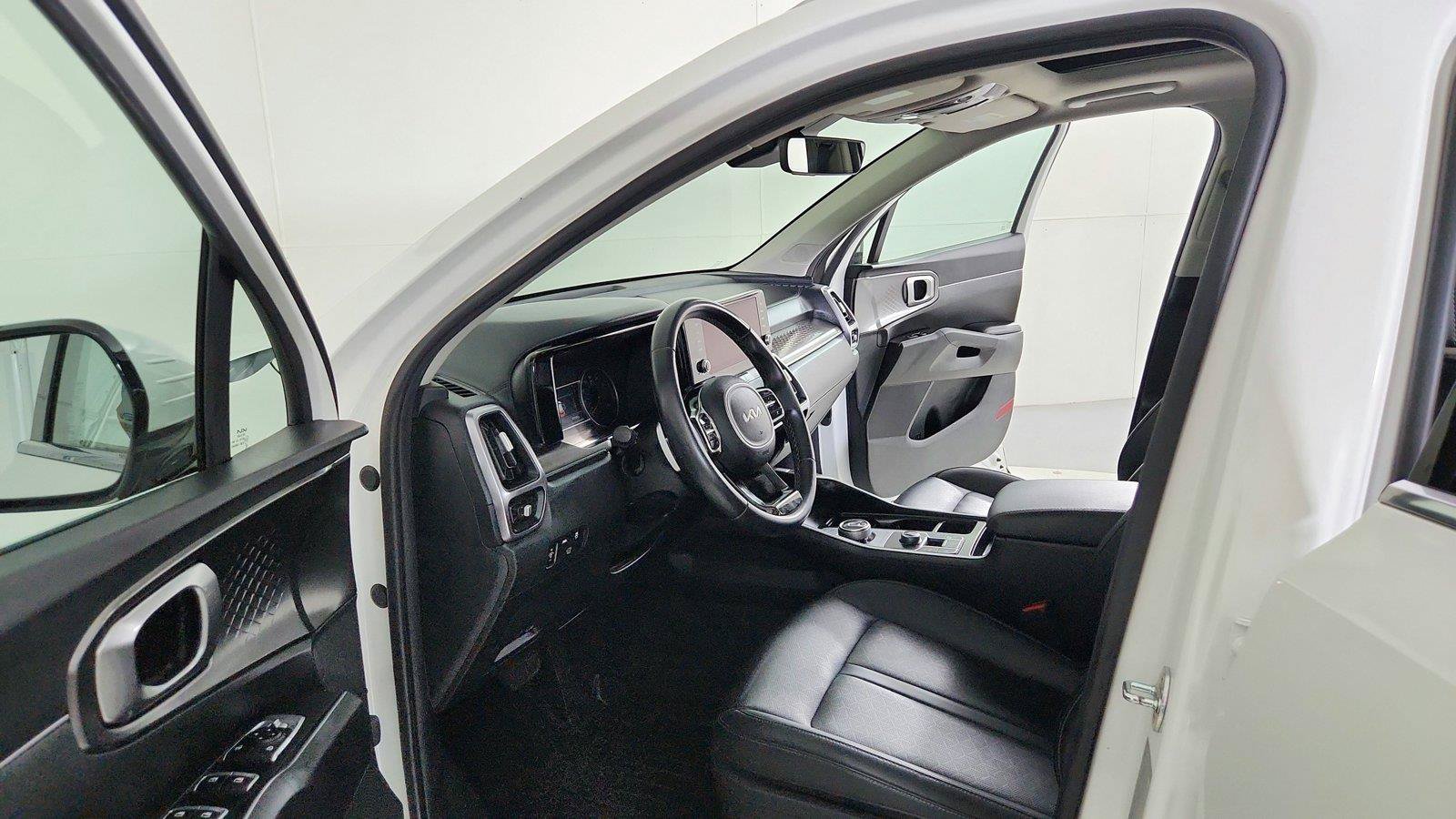 Used 2022 Kia Sorento EX w/ Panoramic Sunroof Package AWD/4WD image 16