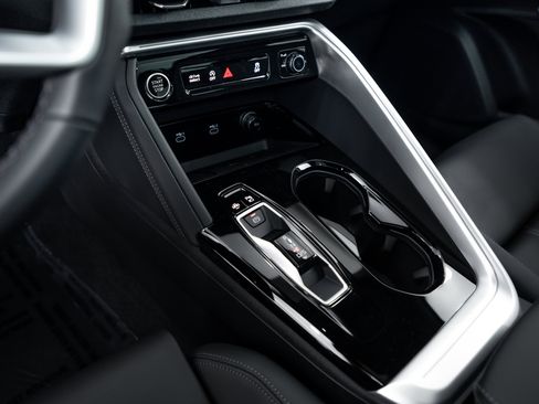 New 2025 Audi Q5 Prestige image 9