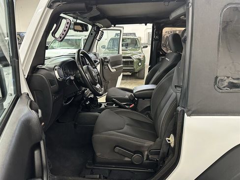 Used 2015 Jeep Wrangler Rubicon w/ Power Convenience Group AWD/4WD image 16