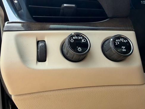 Used 2019 Cadillac Escalade Luxury AWD/4WD image 25