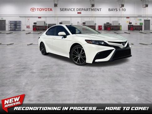 Used 2021 Toyota Camry SE w/ Blackout Package (TMS) FWD image 1