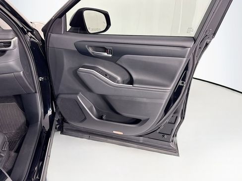 Used 2025 Toyota Highlander XLE image 25