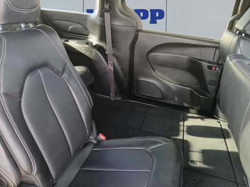 Used 2025 Chrysler Pacifica Select FWD image 17