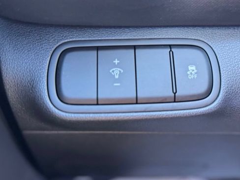 Certified 2025 Hyundai Venue Limited FWD image 16