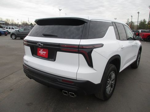 Used 2024 Chevrolet Traverse LS image 5