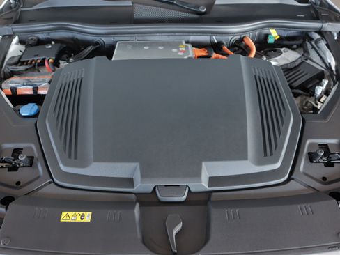 Used 2022 Audi e-tron Premium image 4