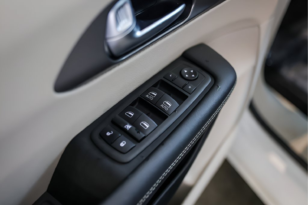 Used 2024 Chrysler Pacifica Limited FWD image 24
