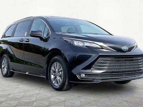 Used 2025 Toyota Sienna XLE image 1