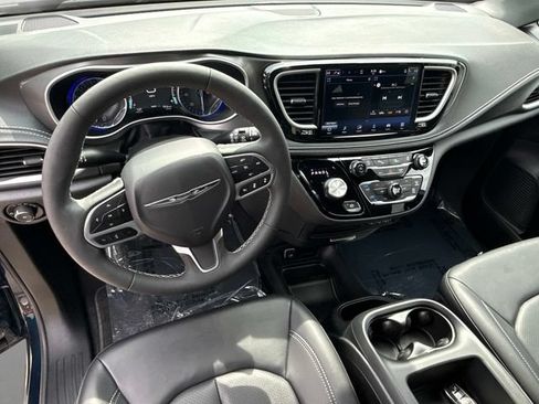 Used 2025 Chrysler Pacifica Select AWD/4WD image 19
