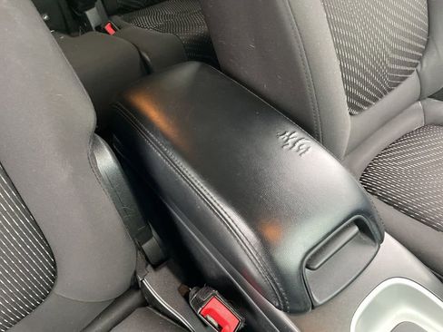 Used 2015 Dodge Journey SXT w/ Flexible Seating Group image 41