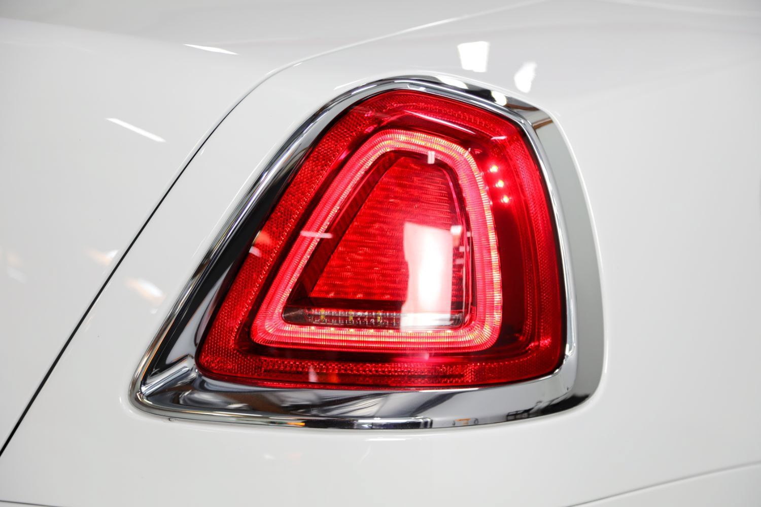 Used 2018 Rolls-Royce Dawn RWD image 26