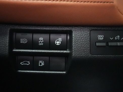 Used 2019 Toyota Avalon Limited FWD image 39