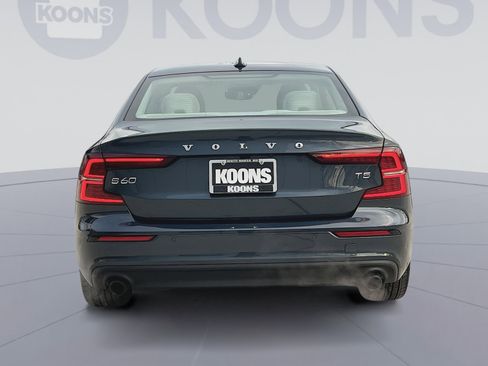 Used 2021 Volvo S60 T5 Momentum image 5