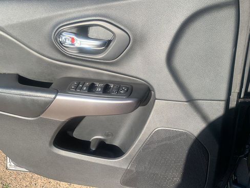 Used 2019 Jeep Cherokee Latitude Plus image 11