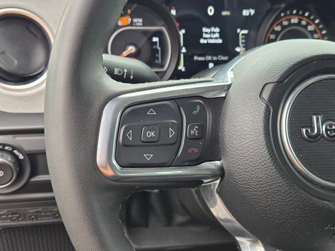 Used 2025 Jeep Wrangler Unlimited Sahara AWD/4WD image 24