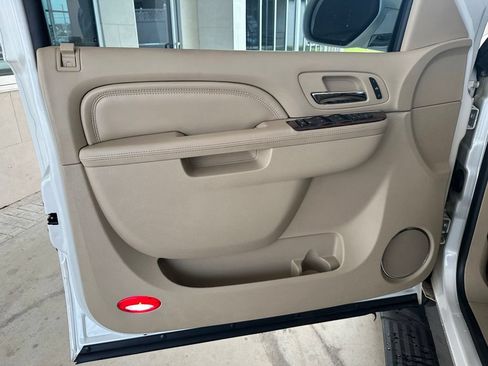 Used 2011 Cadillac Escalade Premium RWD image 7