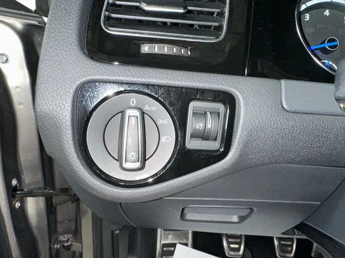 Used 2016 Volkswagen Golf R 4-Door image 28