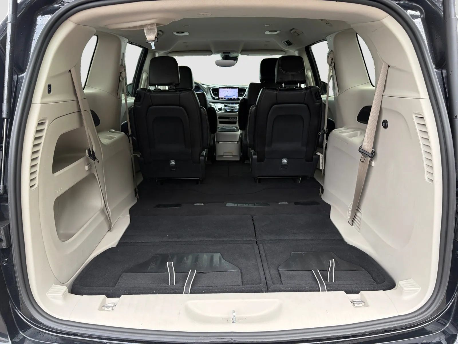 Used 2023 Chrysler Pacifica Touring-L FWD image 17