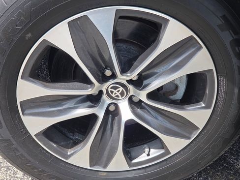 Used 2024 Toyota Highlander XLE AWD/4WD image 19