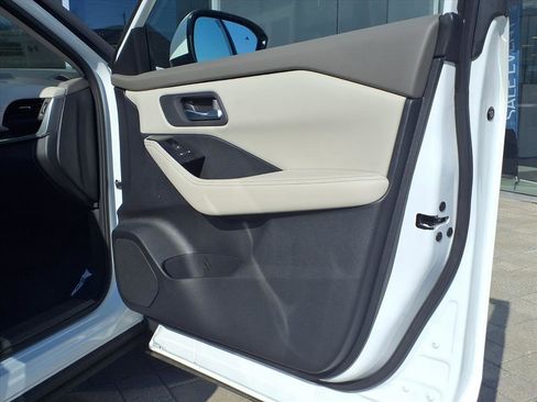 Certified 2025 Nissan Rogue SV image 12