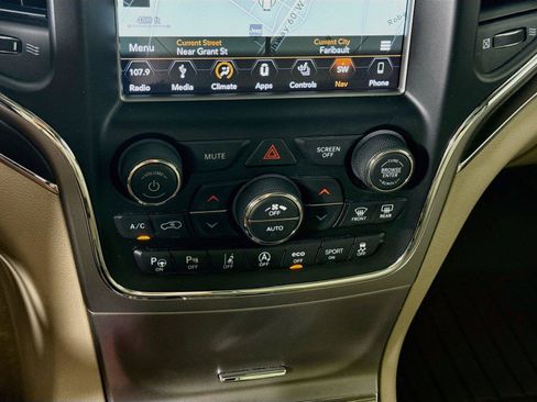 Used 2018 Jeep Grand Cherokee Overland AWD/4WD image 10