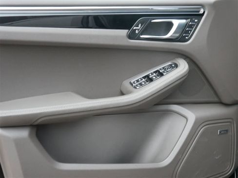 Used 2025 Porsche Macan image 9