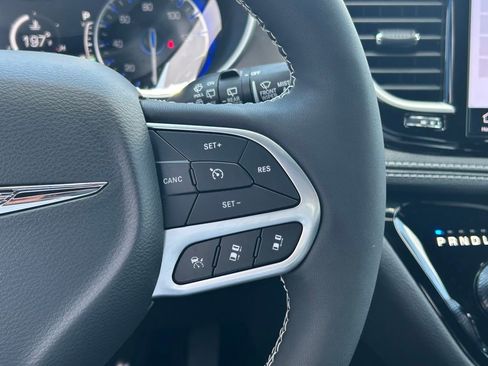 New 2025 Chrysler Pacifica Select w/ Uconnect Theater Family Group image 35