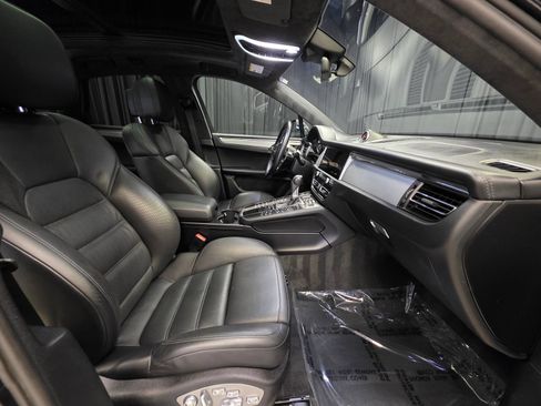 Used 2021 Porsche Macan Turbo AWD/4WD image 35