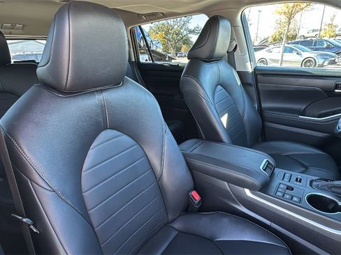 Certified 2024 Toyota Highlander XLE image 49