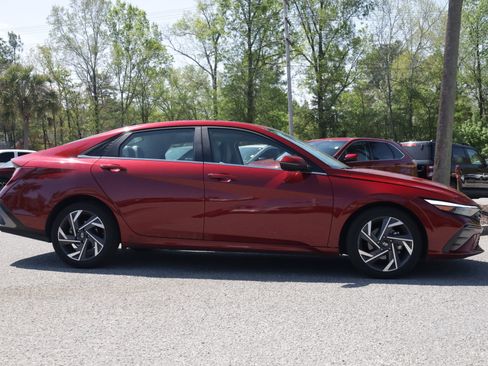 Used 2025 Hyundai Elantra Limited image 6