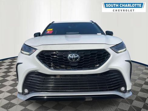 Used 2022 Toyota Highlander XSE FWD image 2